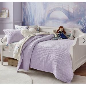 Pottery Barn Kids Vevlet Lick Stitch Quilt in Full/Queen